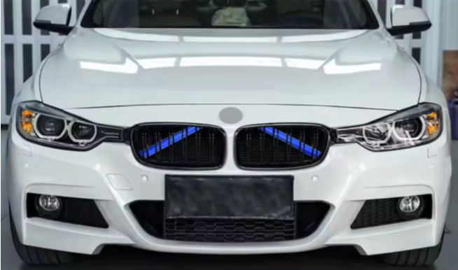 Bandes de Garniture Calandre BMW en V – F20 F21 F22 F30 F31 F32 F36 F40 (2 pièces)