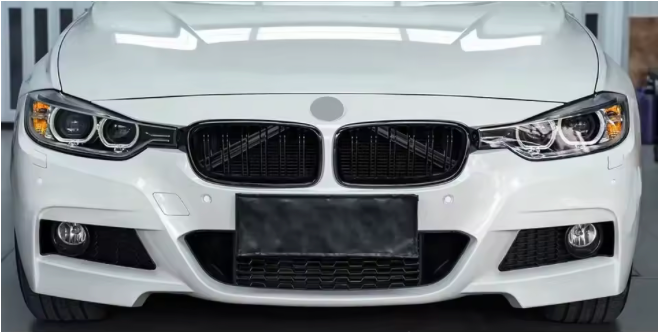 Bandes de Garniture Calandre BMW en V – F20 F21 F22 F30 F31 F32 F36 F40 (2 pièces)