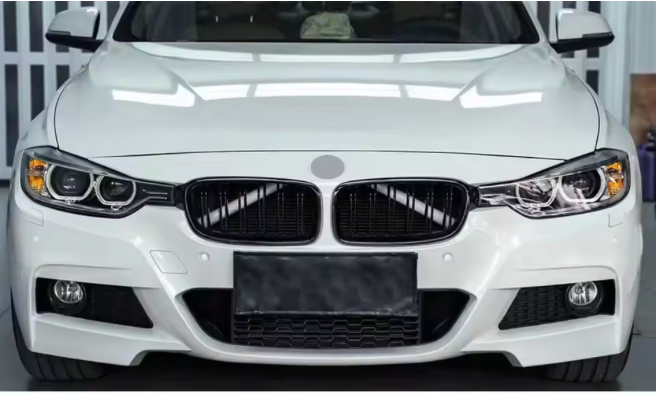 Bandes de Garniture Calandre BMW en V – F20 F21 F22 F30 F31 F32 F36 F40 (2 pièces)